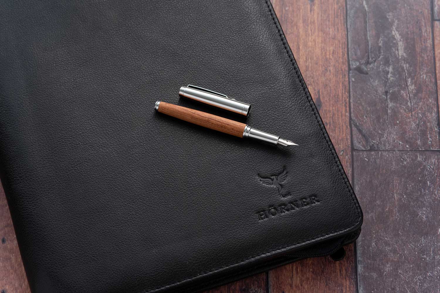 Hörner-Legno-Holz-Füller-I-Edles-Design-I-Mit-Gravur-I-Werbegeschenk-I-Hochwertige-Verarbeitung-I-Feder-Made-in-Germany